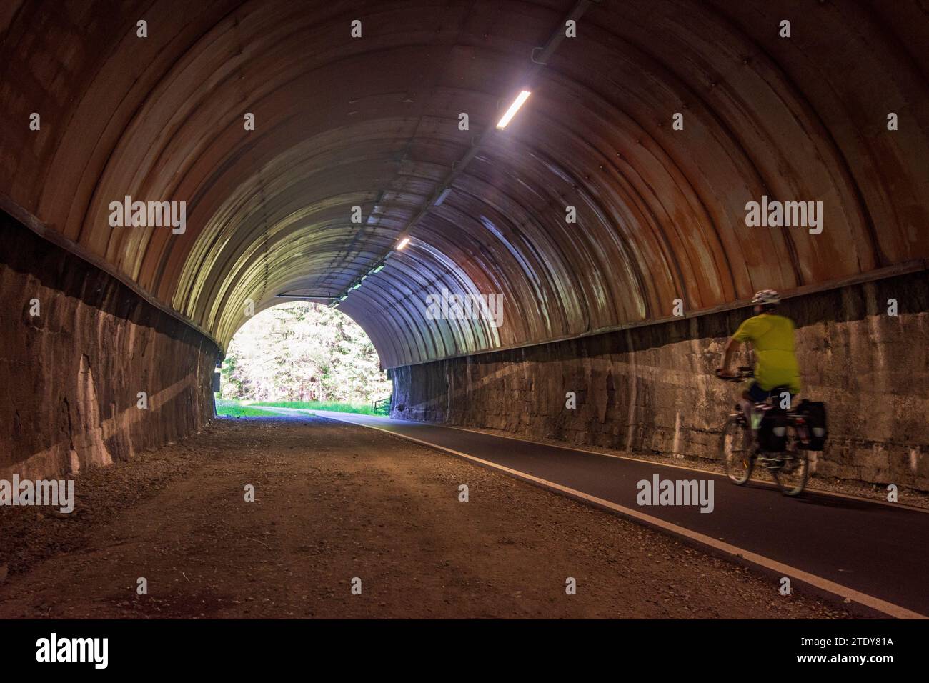 Gossensaß (Colle Isarco): Radweg 1 „Brenner–Salurn“ im ehemaligen Brennerbahntunnelradfahrer, im Wipptal in Südtirol, Trentin Stockfoto