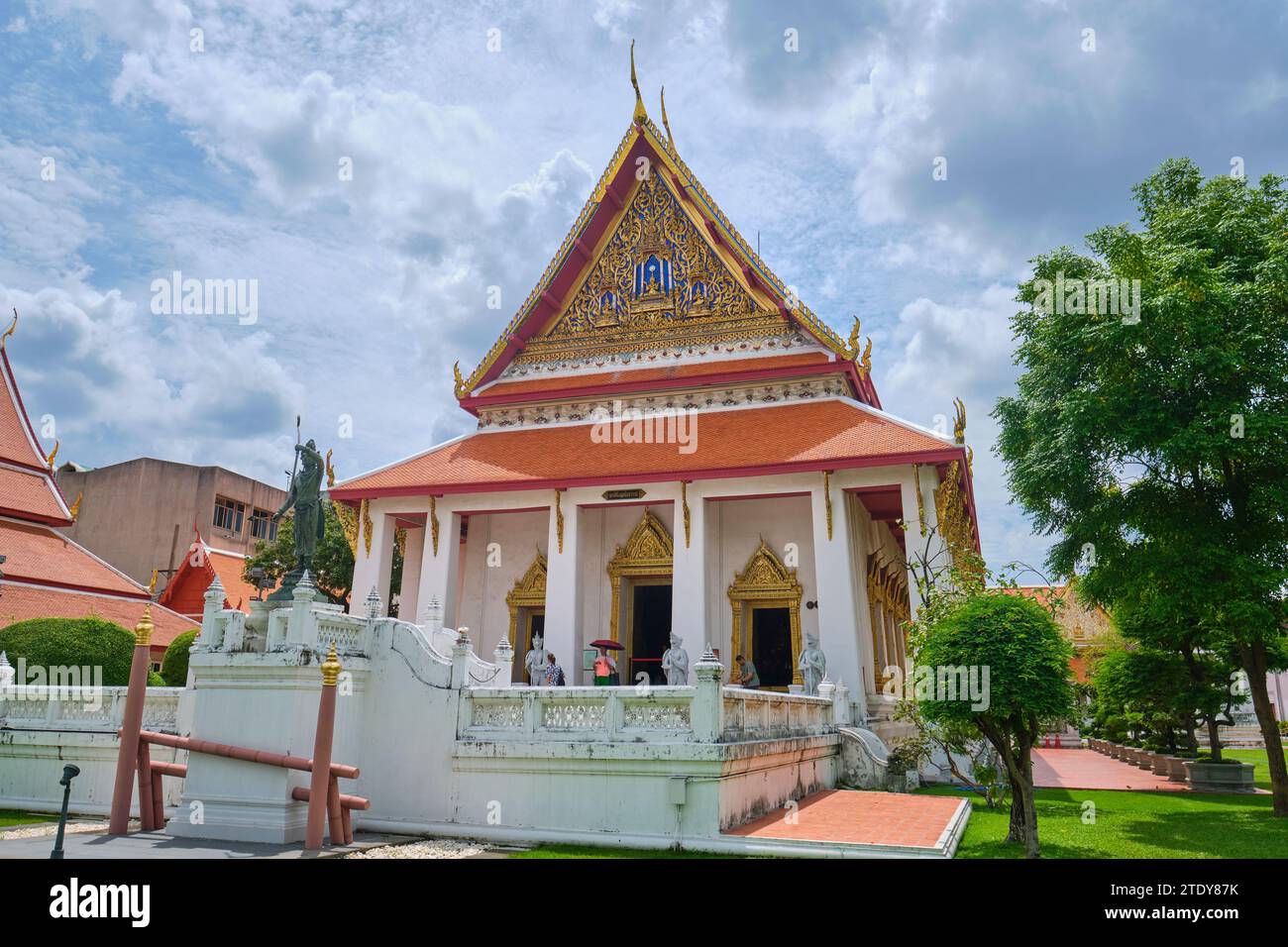 Außenansicht der traditionellen, reich verzierten, goldgeschnitzten Ishra Vinijaya Thronhalle. Im Nationalmuseum in Bangkok, Thailand. Stockfoto