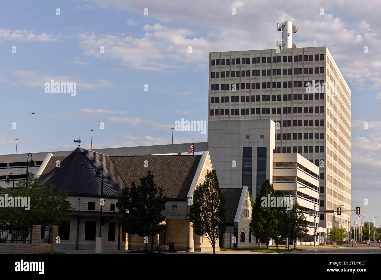 Blick auf die Gebäude der Skyline der Innenstadt von Topeka, Kansas, USA. Stockfoto