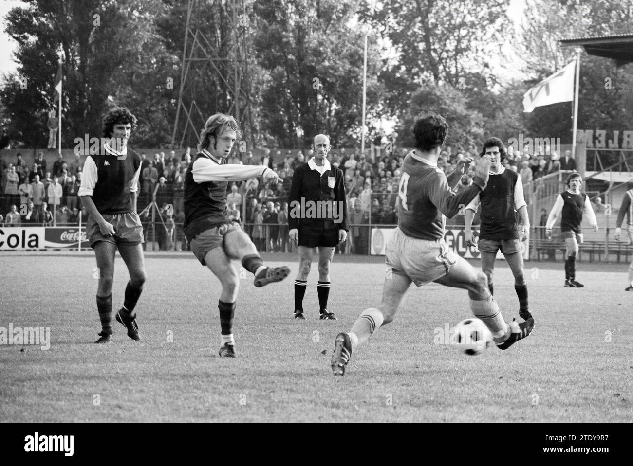 Haarlem - FSC 3-0, Football Haarlem, 05-10-1975, Whizgle News from the Past, Tailored for the Future. Erkunden Sie historische Geschichten, das Image der niederländischen Agentur aus einer modernen Perspektive, die die Lücke zwischen den Ereignissen von gestern und den Erkenntnissen von morgen überbrückt. Eine zeitlose Reise, die die Geschichten prägt, die unsere Zukunft prägen. Stockfoto