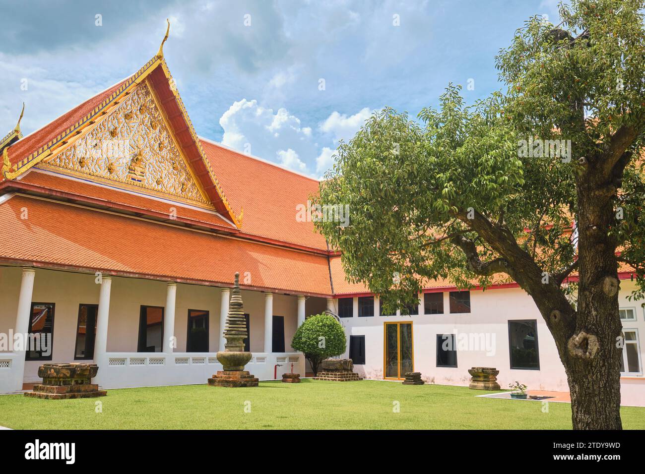 Außenansicht der ikonischen, traditionellen Architektur der Ishra Vinijaya Thronhalle. Im Nationalmuseum in Bangkok, Thailand. Stockfoto