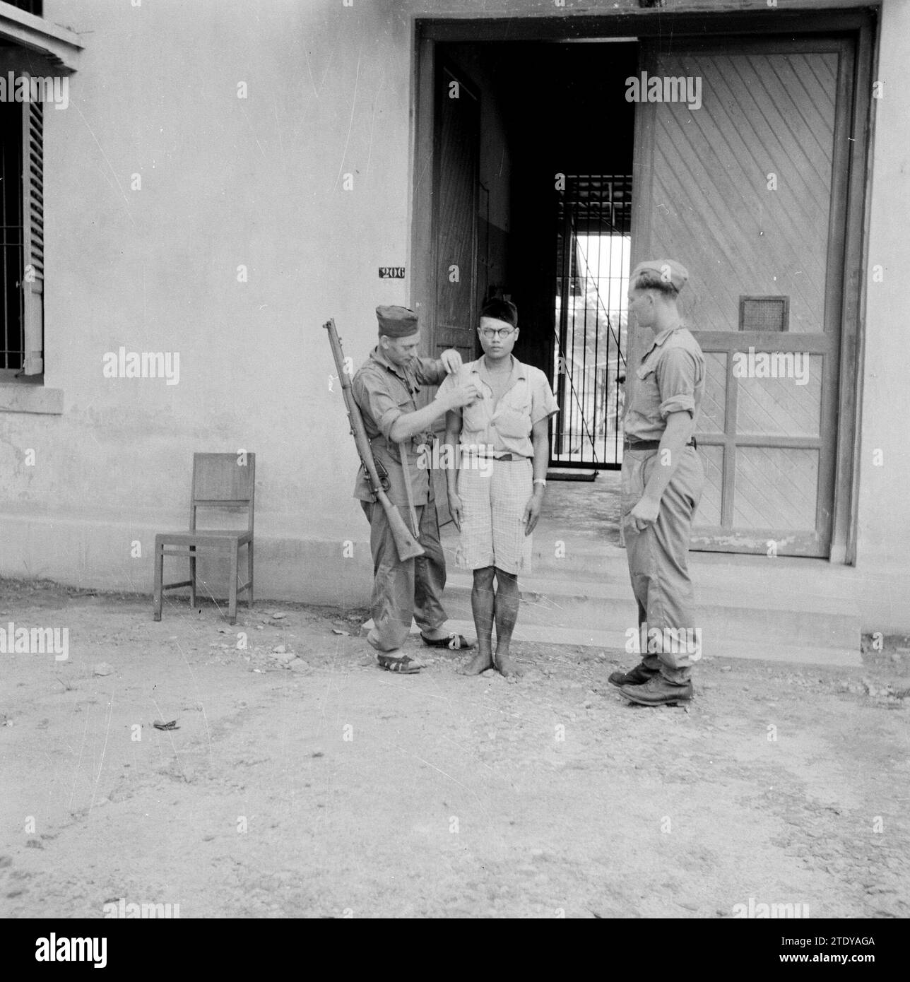 Kontrolle eines Indonesiers durch niederländische Soldaten CA. 1946 Stockfoto