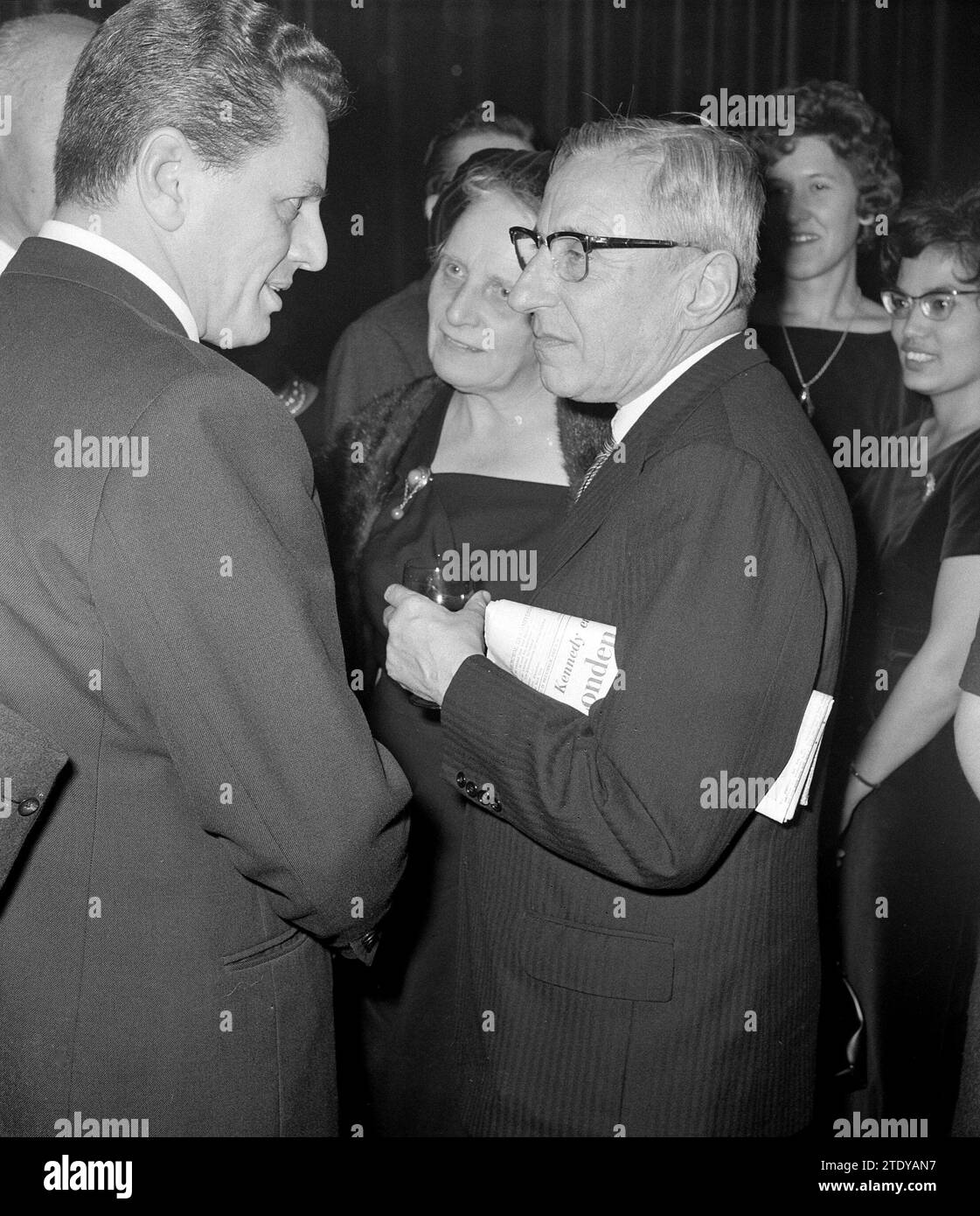 Premiere des Widerstandsfilms de Overval in Tuschinski, Premierminister de Quay (rechts) im Gespräch mit Rob de Vries CA. Dezember 1962 Stockfoto