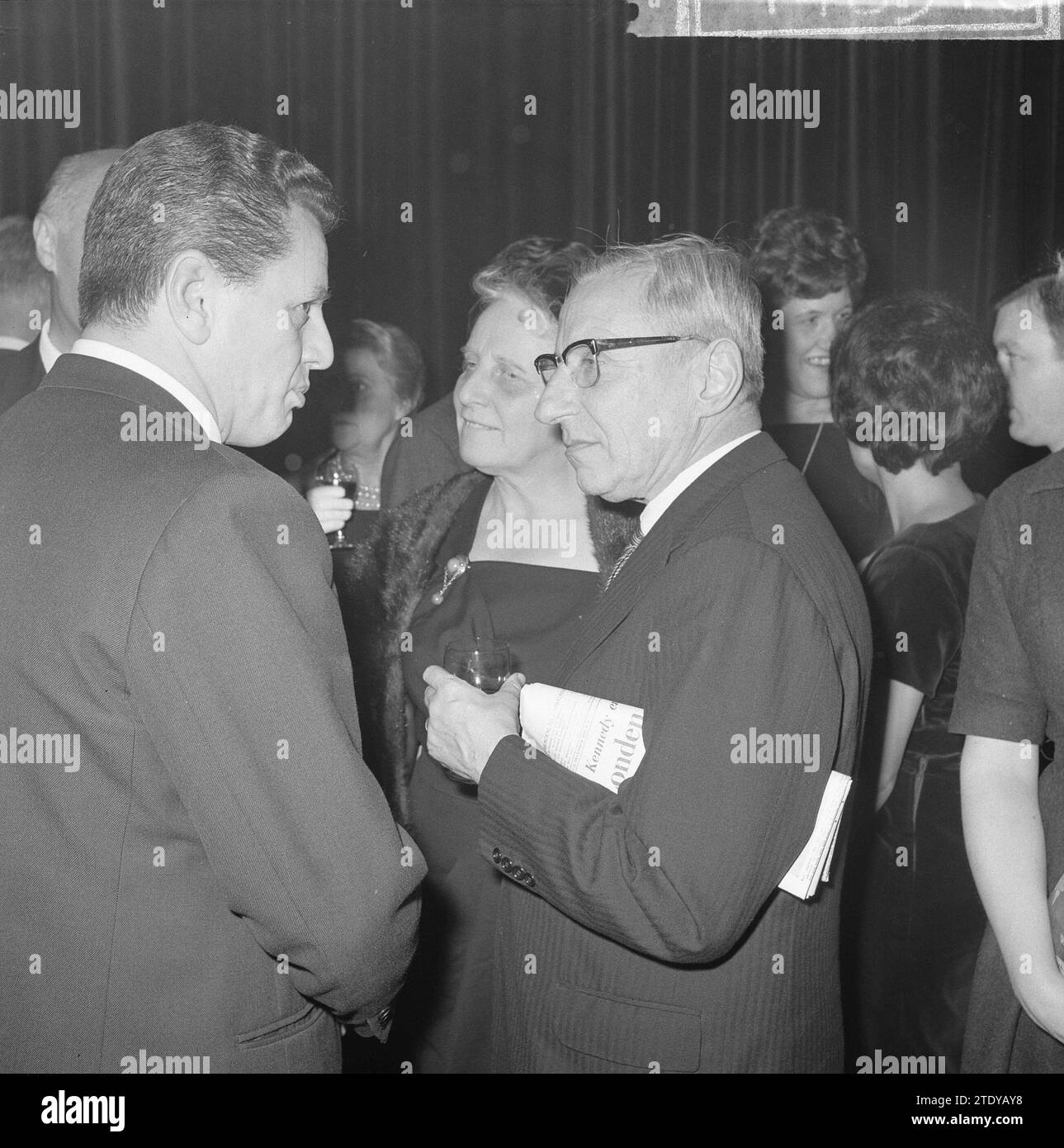 Premiere des Widerstandsfilms de Overval in Tuschinski, Premierminister de Quay (rechts) im Gespräch mit Rob de Vries CA. Dezember 1962 Stockfoto