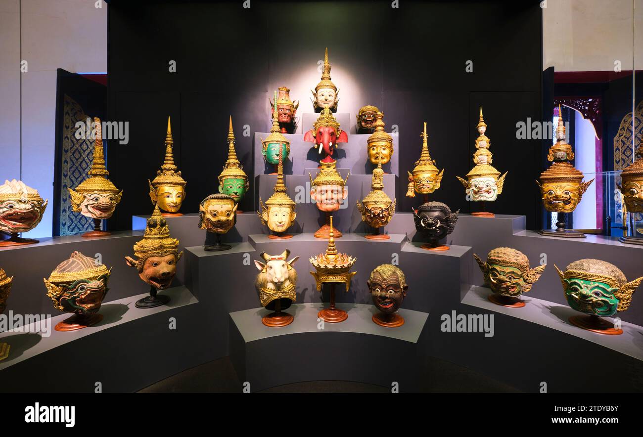 Eine feine, farbenfrohe Sammlung alter Masken, die in den ikonischen, traditionellen Khon-Tanzzeremonien verwendet werden. Im Nationalmuseum in Bangkok, Th Stockfoto