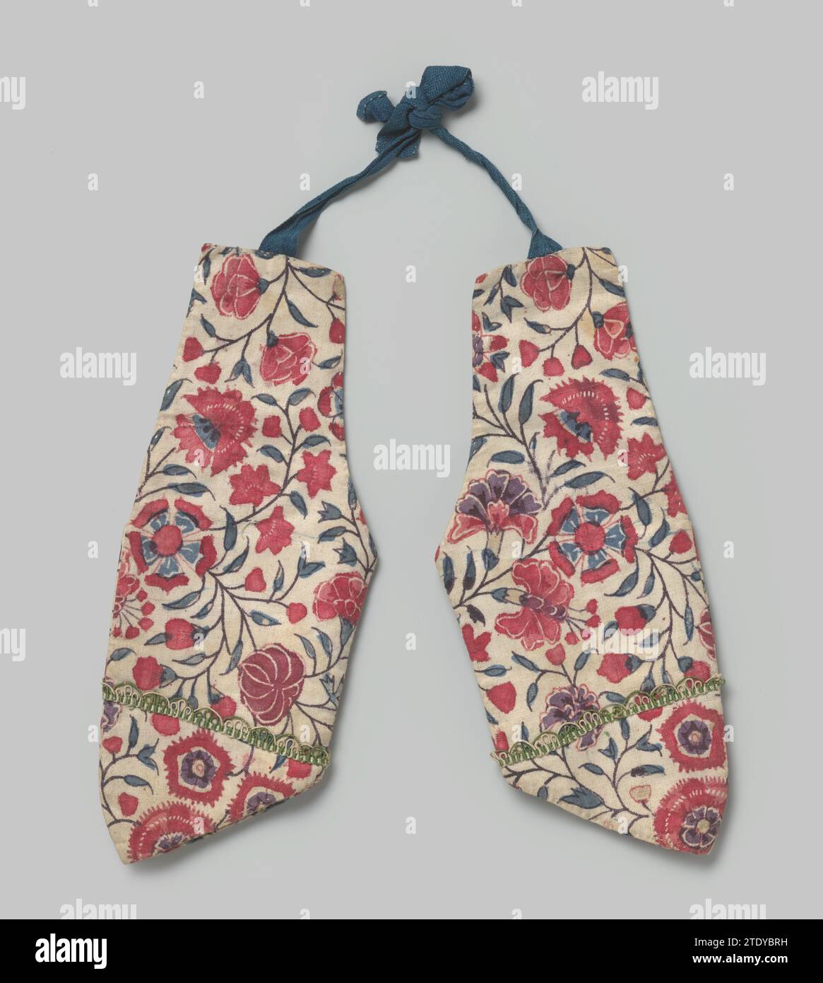 Kinderärmel mit weißem Schaft, blauem Leinenreif und grün-weißer Leidenschaft; Futter aus weißem Leinen, anonyme Ärmel mit grüner Leidenschaft (Teil eines friesischen Kinderkostüms). Aus Schiermonnikoog. Baumwolle (Textil). Leinen (Material). Chintz-Chintzärmel mit grüner Leidenschaft (Teil eines friesischen Kinderkostüms). Aus Schiermonnikoog. Baumwolle (Textil). Leinen (Material). Chintz Chintz Stockfoto