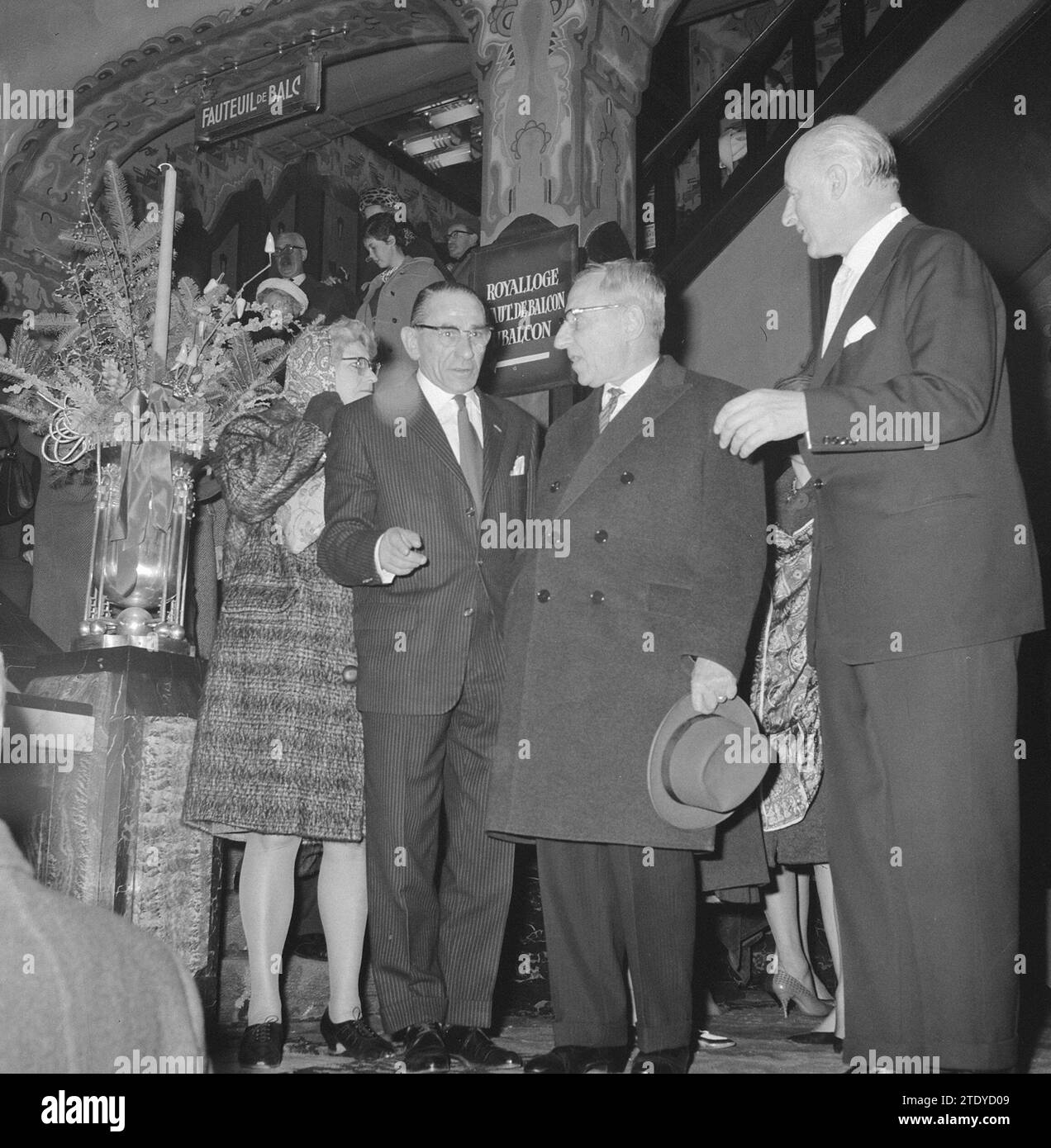 Uraufführung des Widerstandsfilms de Overval in Tuschinski. Premierminister de Quay CA. Dezember 1962 Stockfoto