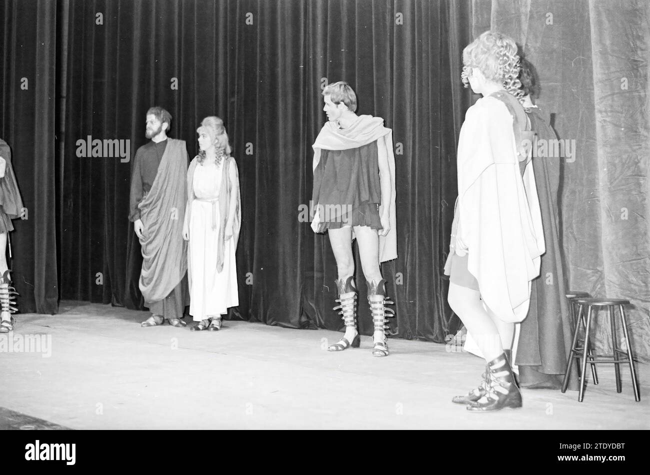 Bühnenaufführung des griechischen Dramas, 00-12-1966, Whizgle News from the Past, Tailored for the Future. Erkunden Sie historische Geschichten, das Image der niederländischen Agentur aus einer modernen Perspektive, die die Lücke zwischen den Ereignissen von gestern und den Erkenntnissen von morgen überbrückt. Eine zeitlose Reise, die die Geschichten prägt, die unsere Zukunft prägen. Stockfoto