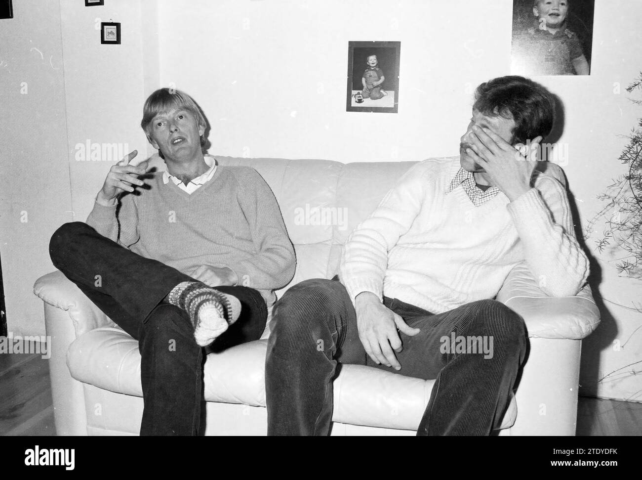 G. Boer und R. Katee, Fußballtrainer bei DCO, Voetbal D.C.O., Haarlem, Niederlande, 13.01.1983, Whizgle News aus der Vergangenheit, zugeschnitten auf die Zukunft. Erkunden Sie historische Geschichten, das Image der niederländischen Agentur aus einer modernen Perspektive, die die Lücke zwischen den Ereignissen von gestern und den Erkenntnissen von morgen überbrückt. Eine zeitlose Reise, die die Geschichten prägt, die unsere Zukunft prägen. Stockfoto