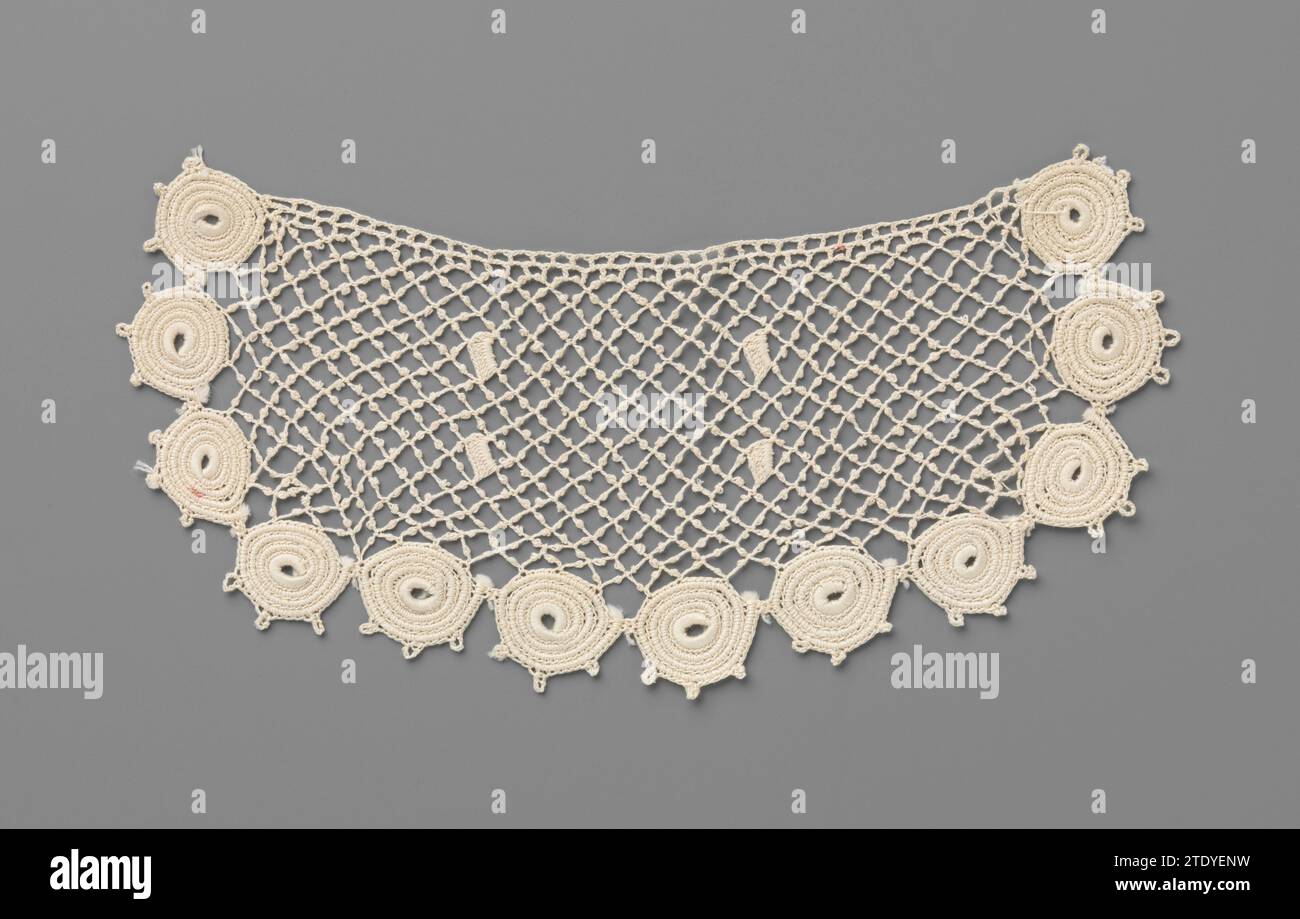 Manschette aus gehäkelter Seite mit runden Spiralskulpturen, anonym, ca. 1930 - ca. 1935 Manschette aus natürlicher irischer Häkelseite. Rechteckiges Modell mit abgerundeten Ecken. Vier Mosjes, leicht gekrümmte Rechtecke, in zwei Reihen in einem diamantförmigen Netzwerk mit Pikots. An drei Seiten mit einem plastischen Rand aus verbundenen runden Spiralskulpturen versehen, die durch ein verlegtes und hakenförmiges Drahtbündel gebildet werden. Die Oberseite ist gerade. Amsterdamer Baumwollmanschette (Textil) aus natürlicher irischer Häkelseite. Rechteckiges Modell mit abgerundeten Ecken. Vier Mosjes, leicht gekrümmte Rechtecke, in zwei Reihen in einem rautenförmigen n Stockfoto