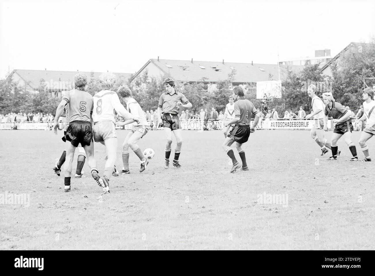 Dem - Kennemeren, Football D.E.M., 21.09.1980, Whizgle News from the Past, Tailored for the Future. Erkunden Sie historische Geschichten, das Image der niederländischen Agentur aus einer modernen Perspektive, die die Lücke zwischen den Ereignissen von gestern und den Erkenntnissen von morgen überbrückt. Eine zeitlose Reise, die die Geschichten prägt, die unsere Zukunft prägen. Stockfoto