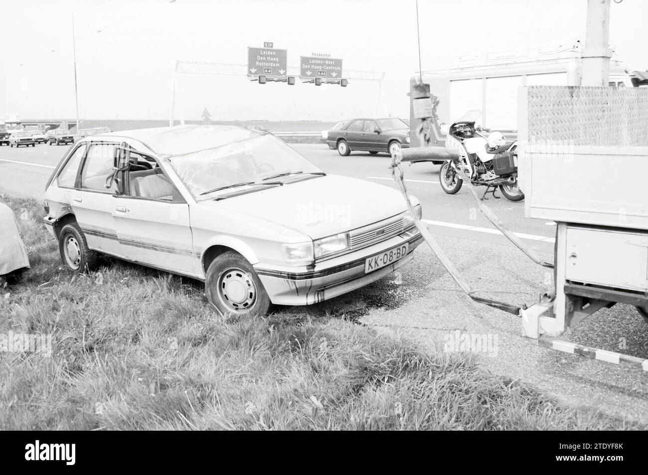 Unfall A4 in der Nähe von Nieuw. Vennep, Unfälle, Kollisionen, Unfälle, Nieuw-Vennep, Rijksweg A4, 11-05-1989, Whizgle News from the Past, maßgeschneidert für die Zukunft. Erkunden Sie historische Geschichten, das Image der niederländischen Agentur aus einer modernen Perspektive, die die Lücke zwischen den Ereignissen von gestern und den Erkenntnissen von morgen überbrückt. Eine zeitlose Reise, die die Geschichten prägt, die unsere Zukunft prägen. Stockfoto