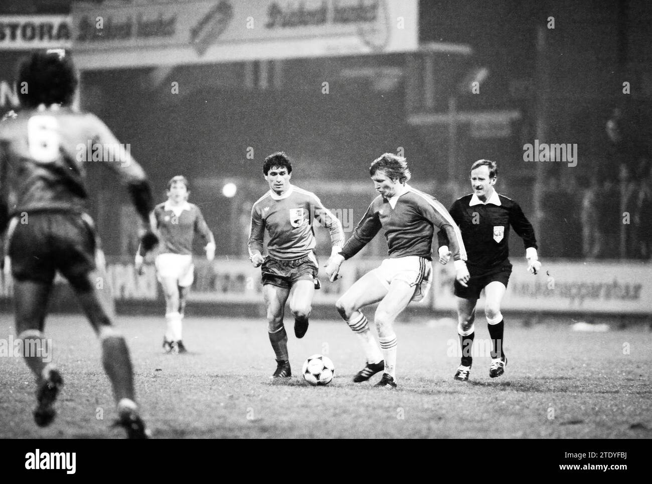 AZ'67 spielt in der dritten Runde des UEFA-Cups gegen den FK Radnički Niš (Jugoslawien) im de Alkmaarderhout-Stadion in Alkmaar. Es wurde 5:0. Spielen Sie Football., Alkmaar, 10-12-1980, Whizgle News aus der Vergangenheit, zugeschnitten auf die Zukunft. Erkunden Sie historische Geschichten, das Image der niederländischen Agentur aus einer modernen Perspektive, die die Lücke zwischen den Ereignissen von gestern und den Erkenntnissen von morgen überbrückt. Eine zeitlose Reise, die die Geschichten prägt, die unsere Zukunft prägen. Stockfoto