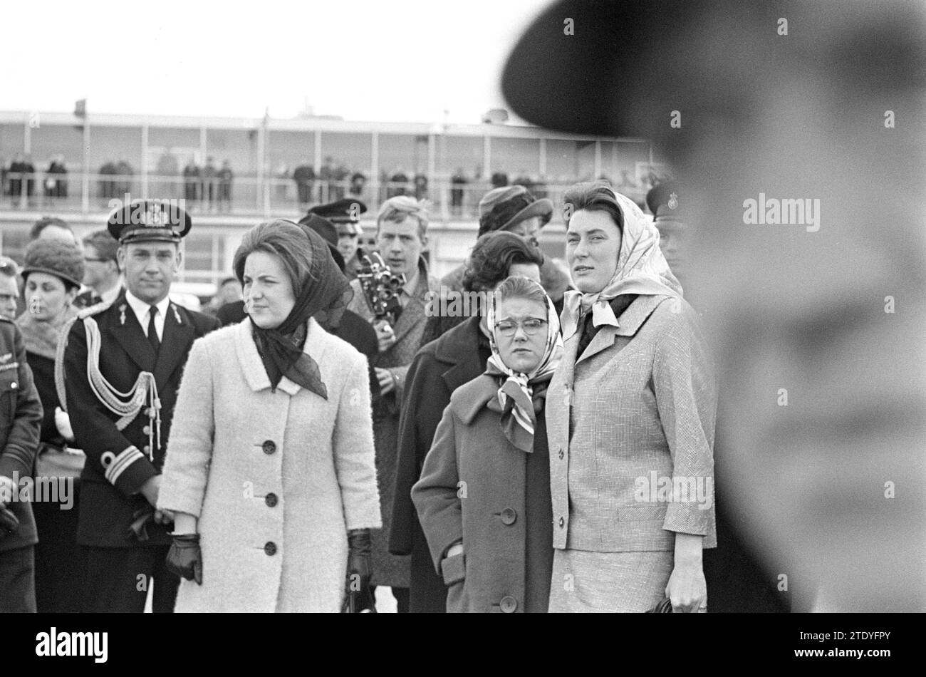 Königspaar und Prinzessin Beatrix sind von Schiphol aus nach Mexiko gefahren. Von links nach rechts Prinzessin Margriet, Prinzessin Christina und (mit Kopftuch) Wartende Martine van Loon-Labouchere ca. April 1964 Stockfoto