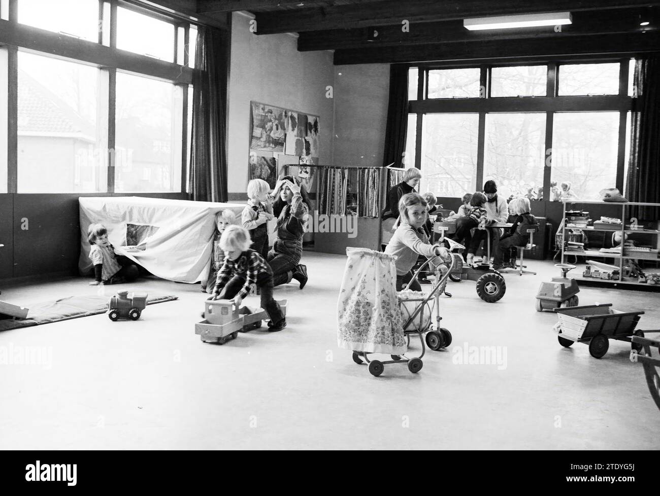 Spielgruppe Vredehofkapel, Kinder, Kinder, Kinderheime, Kinderparty, Kinder, Spiele und Spielzeug, 05-02-1980, Whizgle News from the Past, maßgeschneidert für die Zukunft. Erkunden Sie historische Geschichten, das Image der niederländischen Agentur aus einer modernen Perspektive, die die Lücke zwischen den Ereignissen von gestern und den Erkenntnissen von morgen überbrückt. Eine zeitlose Reise, die die Geschichten prägt, die unsere Zukunft prägen. Stockfoto