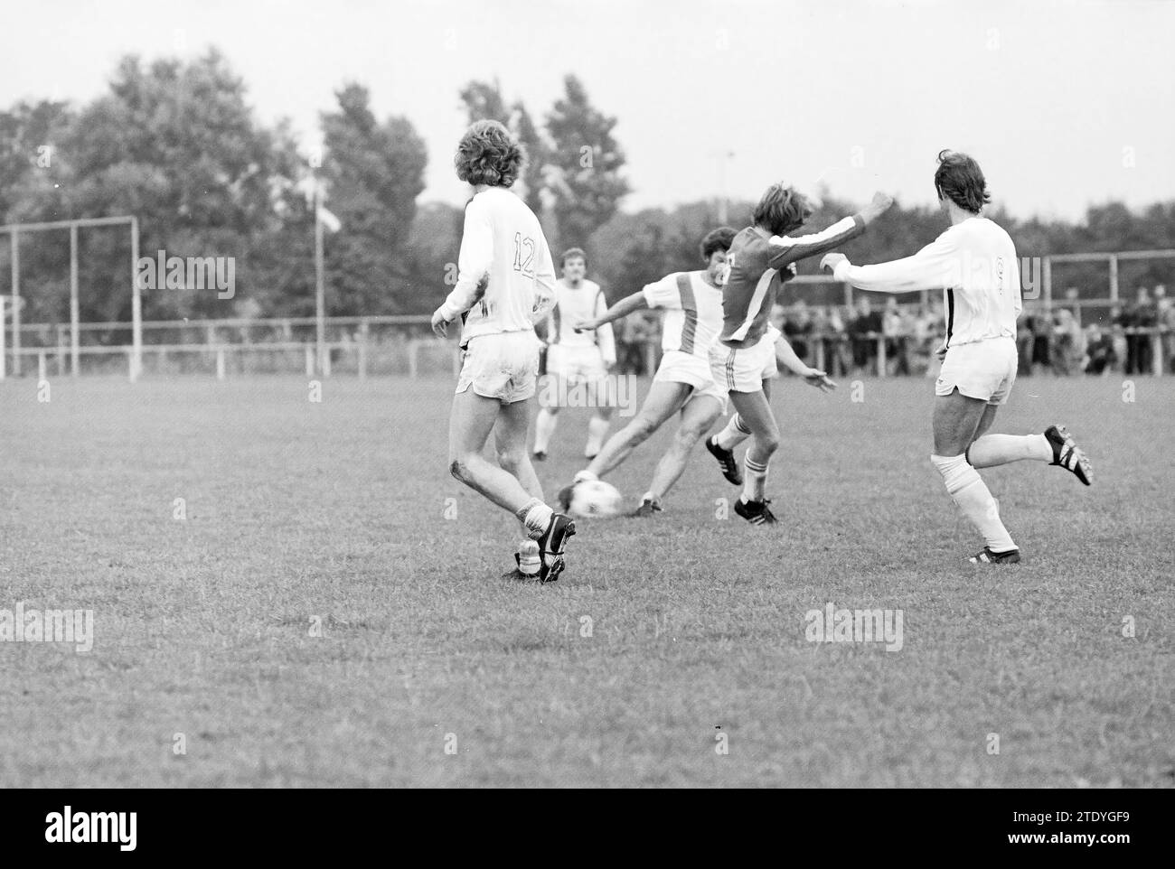 Velsen - ADO'20, Football V.S.V., Velsen, Stormvogels, 26.09.1976, Whizgle News aus der Vergangenheit, zugeschnitten auf die Zukunft. Erkunden Sie historische Geschichten, das Image der niederländischen Agentur aus einer modernen Perspektive, die die Lücke zwischen den Ereignissen von gestern und den Erkenntnissen von morgen überbrückt. Eine zeitlose Reise, die die Geschichten prägt, die unsere Zukunft prägen. Stockfoto