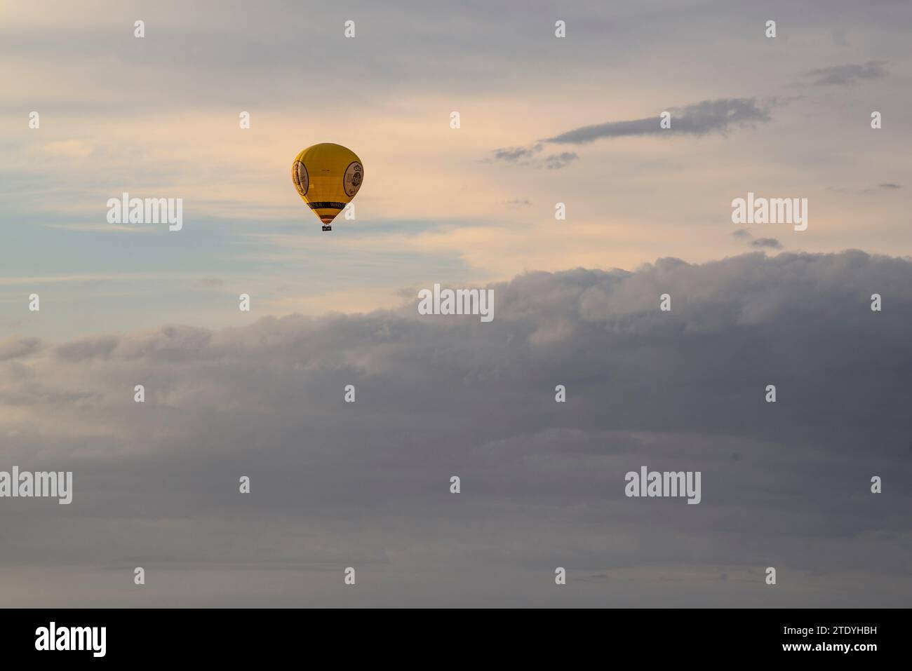 Heißluftballon über dem Himmel Mallorcas an einem Frühlingsmorgen (Mallorca, Balearen, Spanien) ESP: Globo aerostático sobrevolando Mallorca Stockfoto