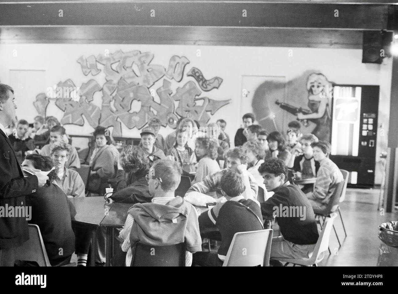 Russen am Fioretti College Lisse, Schulen, Lisse, 05-11-1989, Whizgle News aus der Vergangenheit, zugeschnitten auf die Zukunft. Erkunden Sie historische Geschichten, das Image der niederländischen Agentur aus einer modernen Perspektive, die die Lücke zwischen den Ereignissen von gestern und den Erkenntnissen von morgen überbrückt. Eine zeitlose Reise, die die Geschichten prägt, die unsere Zukunft prägen. Stockfoto