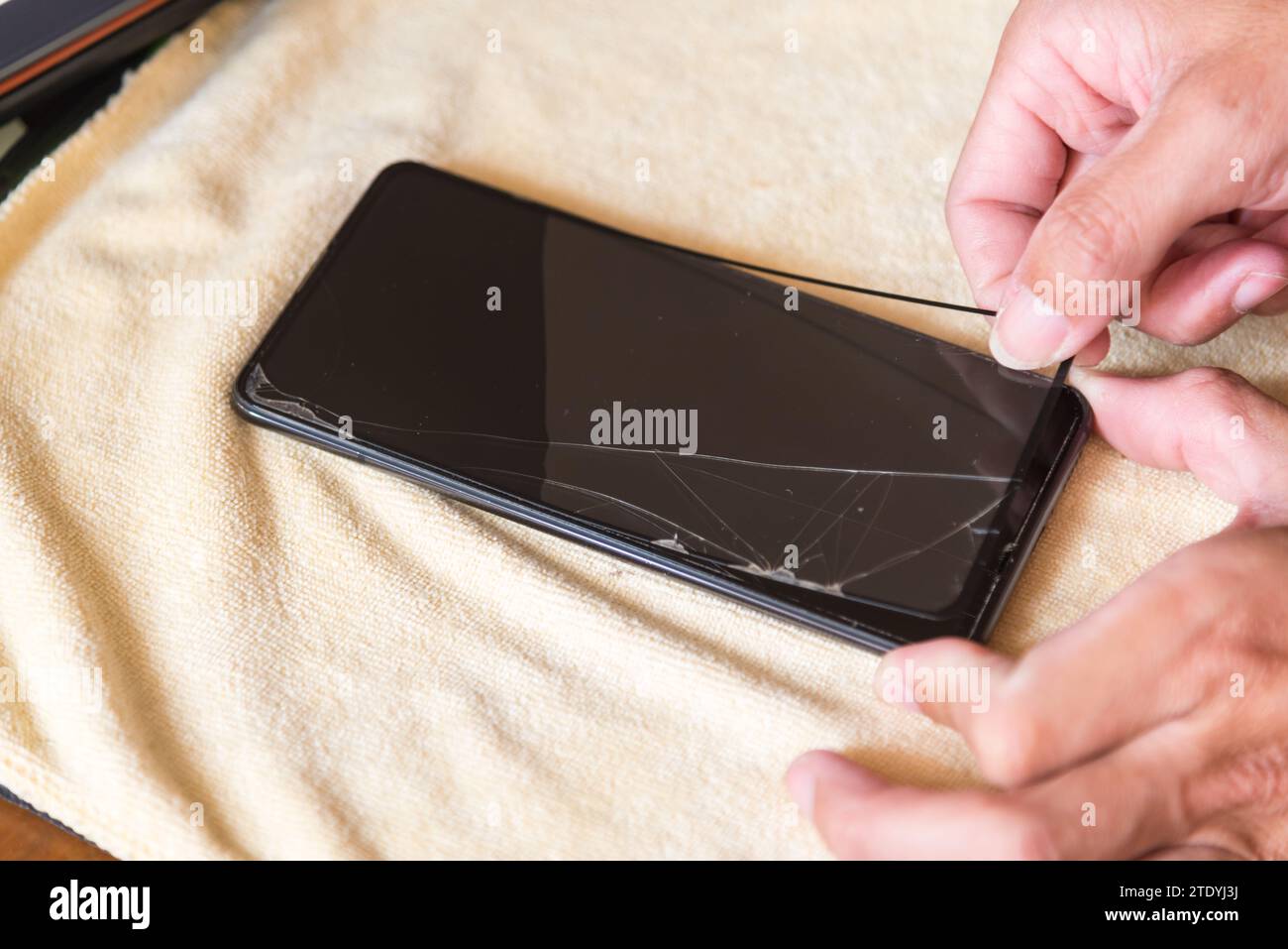 gelten die Smartphone-Bildschirm zu schützen Stockfoto