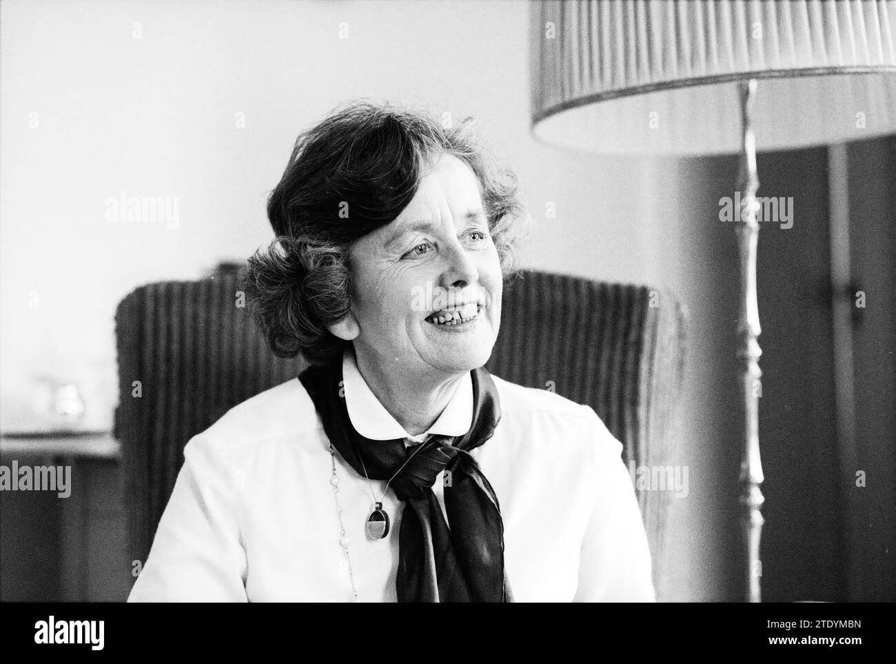 Portrait Ria Hooy VVV Haarlem, Portraits, V.V.V., Haarlem, Niederlande, 05-02-1980, Whizgle News aus der Vergangenheit, zugeschnitten auf die Zukunft. Erkunden Sie historische Geschichten, das Image der niederländischen Agentur aus einer modernen Perspektive, die die Lücke zwischen den Ereignissen von gestern und den Erkenntnissen von morgen überbrückt. Eine zeitlose Reise, die die Geschichten prägt, die unsere Zukunft prägen. Stockfoto