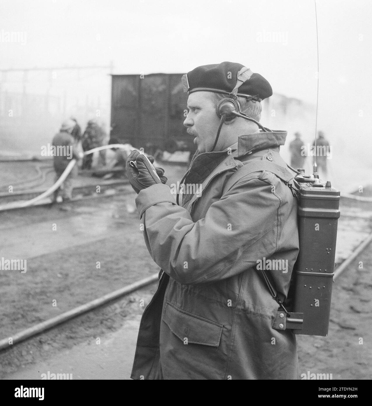 Bereitschaftsübung für die Emergency Watch Amsterdam, die Löscharbeiten auf dem Bahnhof in Watergraafsmeer ca. April 1964 Stockfoto