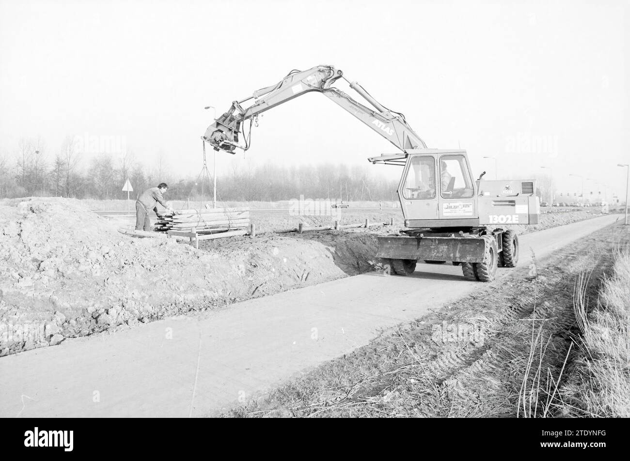 Bau von Radwegen und Lärmschutzvorrichtungen Overbos Crossroads, Radfahren, Radwege, Radfahrer, Lärm, Kruisweg, 08-02-1989, Whizgle News aus der Vergangenheit, zugeschnitten auf die Zukunft. Erkunden Sie historische Geschichten, das Image der niederländischen Agentur aus einer modernen Perspektive, die die Lücke zwischen den Ereignissen von gestern und den Erkenntnissen von morgen überbrückt. Eine zeitlose Reise, die die Geschichten prägt, die unsere Zukunft prägen. Stockfoto