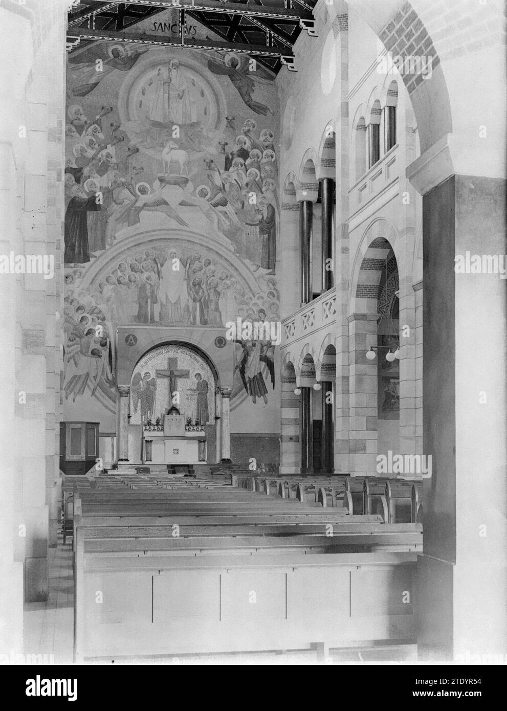 Innenraum der Klosterkirche: Hochaltar mit Wandmalereien und Mosaiken, die die Anbetung des Lammes aus der Apokalypse und die Heilige Maria als Fürsprecherin ca. Januar 1932 Stockfoto