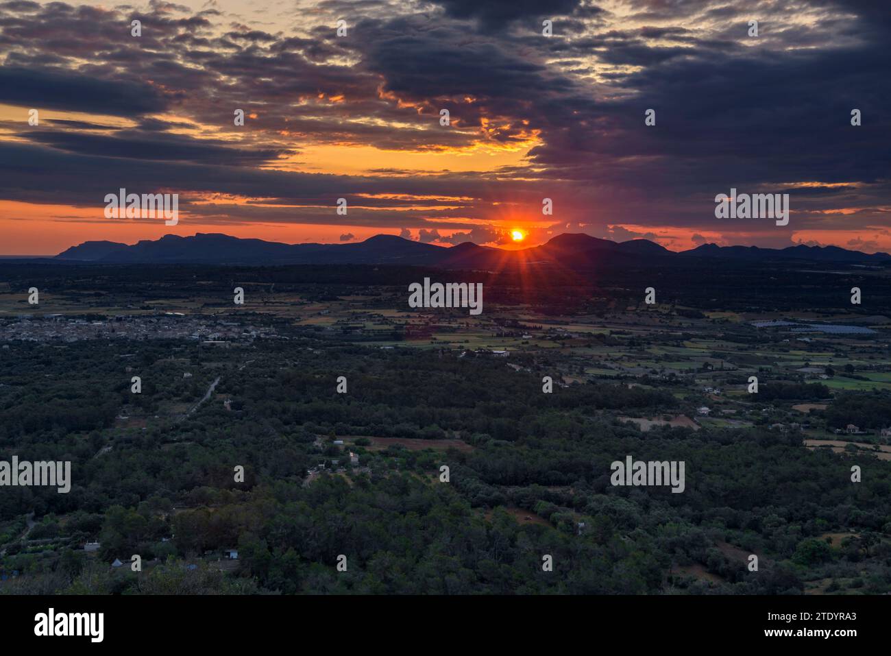 Sonnenaufgang vom Bonany-Schutzgebiet mit Blick auf das Artà-Massiv und die Serra de Llevant-Berge (Mallorca, Balearen, Spanien) Stockfoto