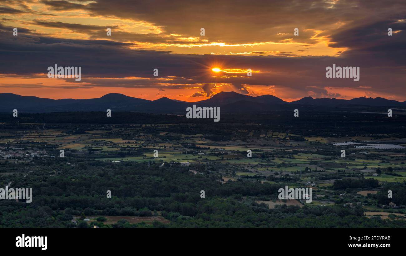 Sonnenaufgang vom Bonany-Schutzgebiet mit Blick auf das Artà-Massiv und die Serra de Llevant-Berge (Mallorca, Balearen, Spanien) Stockfoto