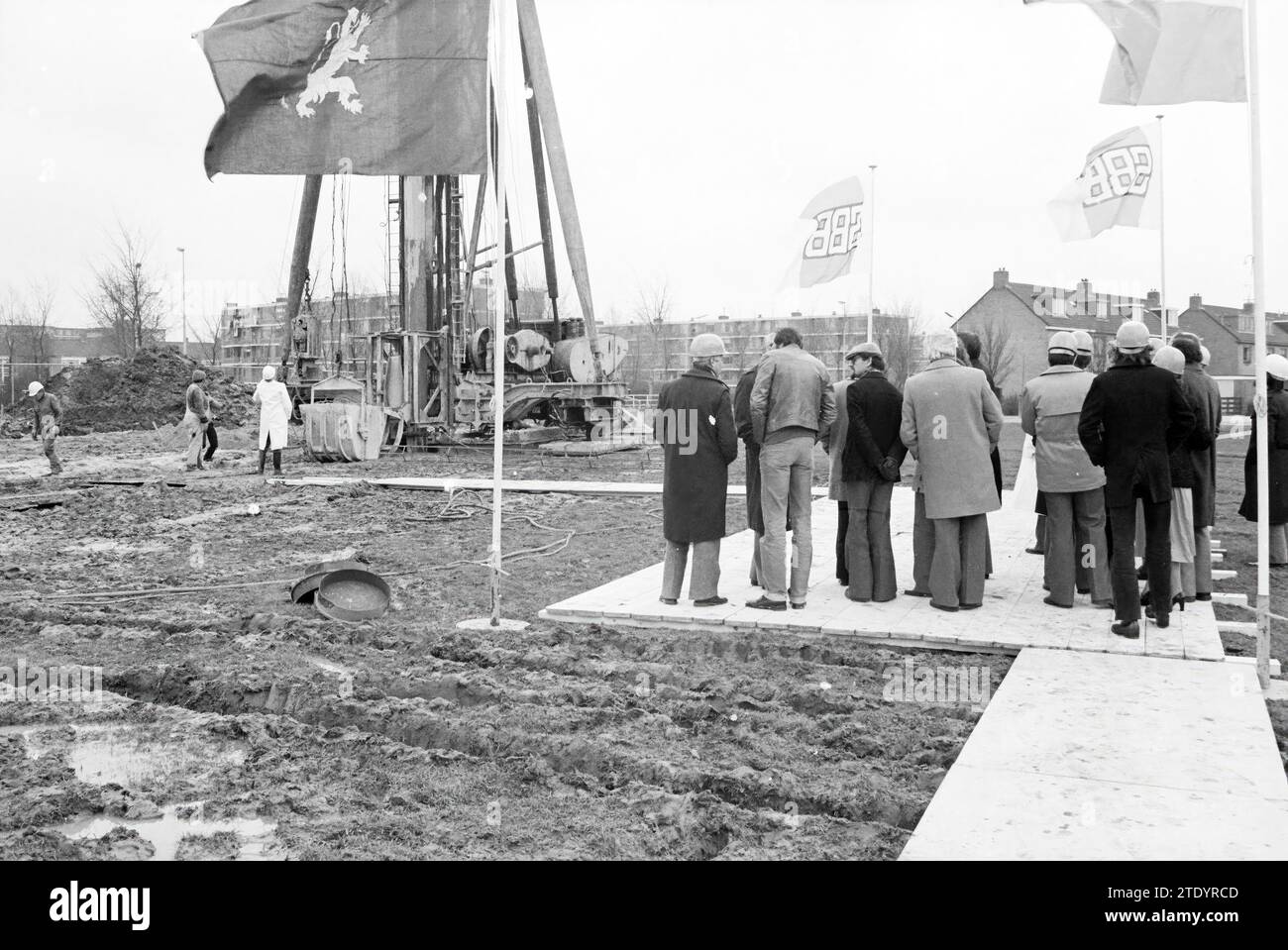 1. Pile der Heemskerk Häuser und 1. Pile des Berlingh College Beverwijk, First Pile, Heemskerk, 05-04-1979, Whizgle News aus der Vergangenheit, zugeschnitten auf die Zukunft. Erkunden Sie historische Geschichten, das Image der niederländischen Agentur aus einer modernen Perspektive, die die Lücke zwischen den Ereignissen von gestern und den Erkenntnissen von morgen überbrückt. Eine zeitlose Reise, die die Geschichten prägt, die unsere Zukunft prägen. Stockfoto