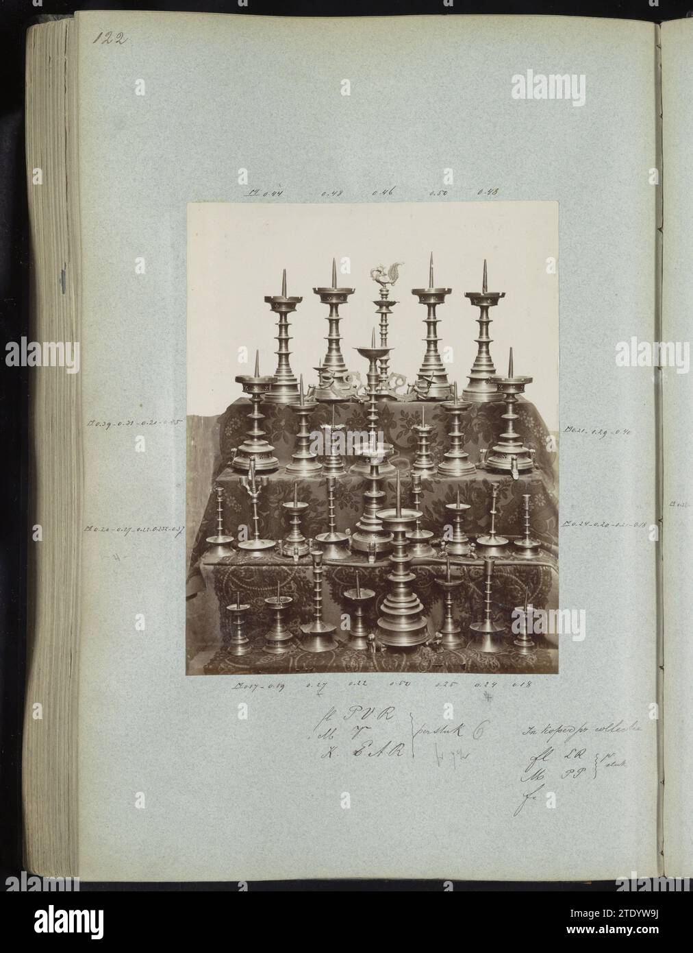 Neunundzwanzig Kupferkerzenhalter, anonym, ca. 1875 - 1900 Papier. Druckpapier für Fotounterstützung aus Albumen. Albumendruck mit Fotounterstützung Stockfoto