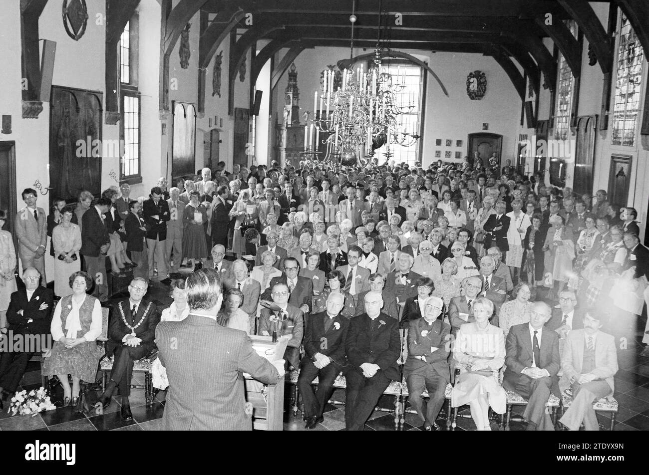 Der jährliche Bavo-Tag, das Rathaus von Haarlem. Bürgermeister Schols von den Haag überreicht 14 Wappen der Familie Raet an den kirchenrat von Sint Bavo. Festival, Festlichkeiten und Manifestationen., Haarlem, Grote Markt 2, Niederlande, 10.04.1980, Whizgle News aus der Vergangenheit, zugeschnitten auf die Zukunft. Erkunden Sie historische Geschichten, das Image der niederländischen Agentur aus einer modernen Perspektive, die die Lücke zwischen den Ereignissen von gestern und den Erkenntnissen von morgen überbrückt. Eine zeitlose Reise, die die Geschichten prägt, die unsere Zukunft prägen. Stockfoto