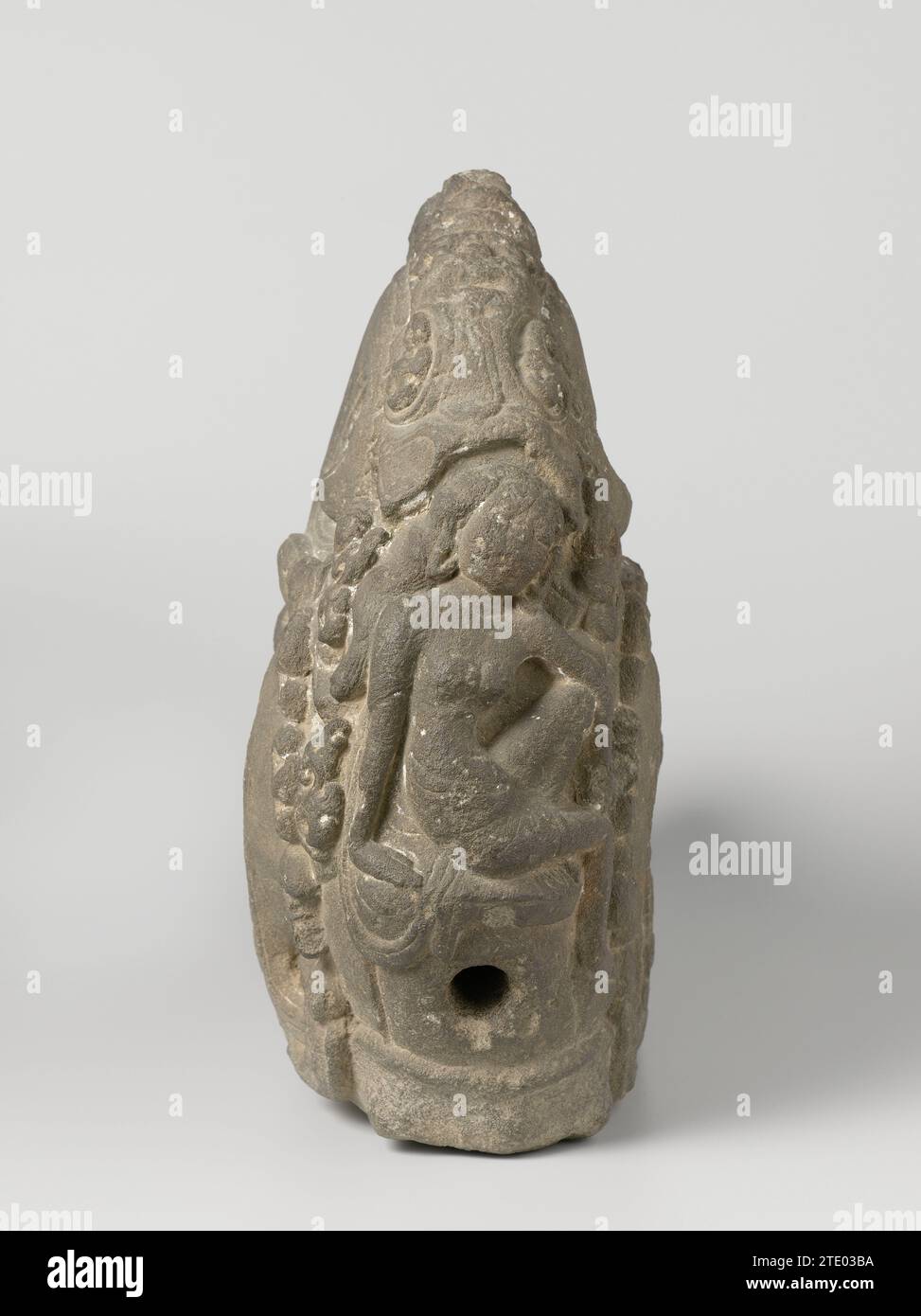 Spuier in Form einer Makara, 975–1025 Spuier in Form einer Makara mit einer Darstellung einer trauernden sitzenden Frau im Mund und eines Affen zwischen den Felsen. Extrusionsgestein Indonesien. Andesite Spuier in Form einer Makara mit einer Darstellung einer trauernden sitzenden Frau im Mund und eines Affen zwischen den Felsen. Extrusionsgestein Indonesien. Andesit Stockfoto