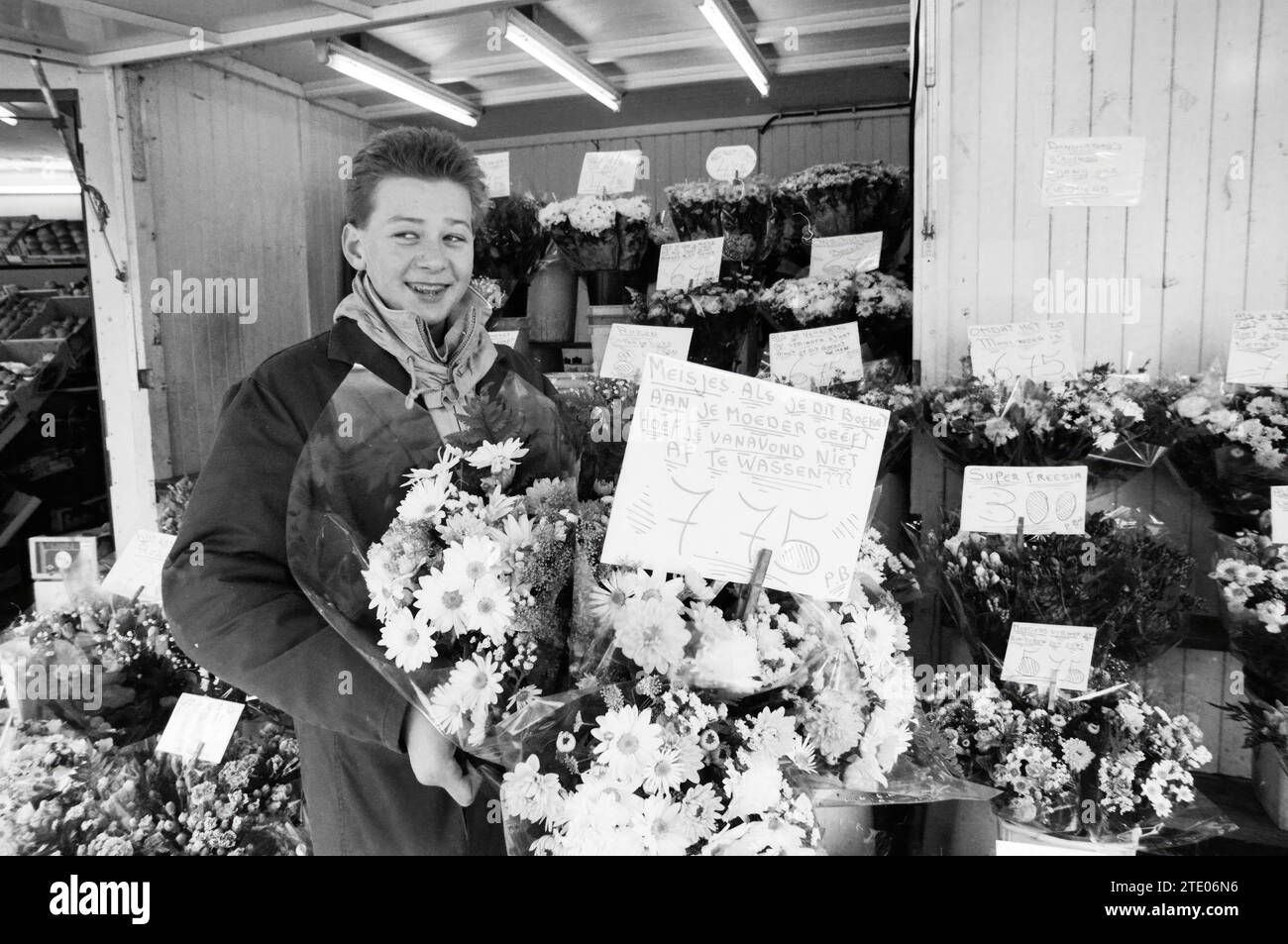 Fähre zwischen Blumen mit Sprüchen, Blumen und Blumenmädchen, 12-03-1988, Whizgle News aus der Vergangenheit, zugeschnitten auf die Zukunft. Erkunden Sie historische Geschichten, das Image der niederländischen Agentur aus einer modernen Perspektive, die die Lücke zwischen den Ereignissen von gestern und den Erkenntnissen von morgen überbrückt. Eine zeitlose Reise, die die Geschichten prägt, die unsere Zukunft prägen. Stockfoto