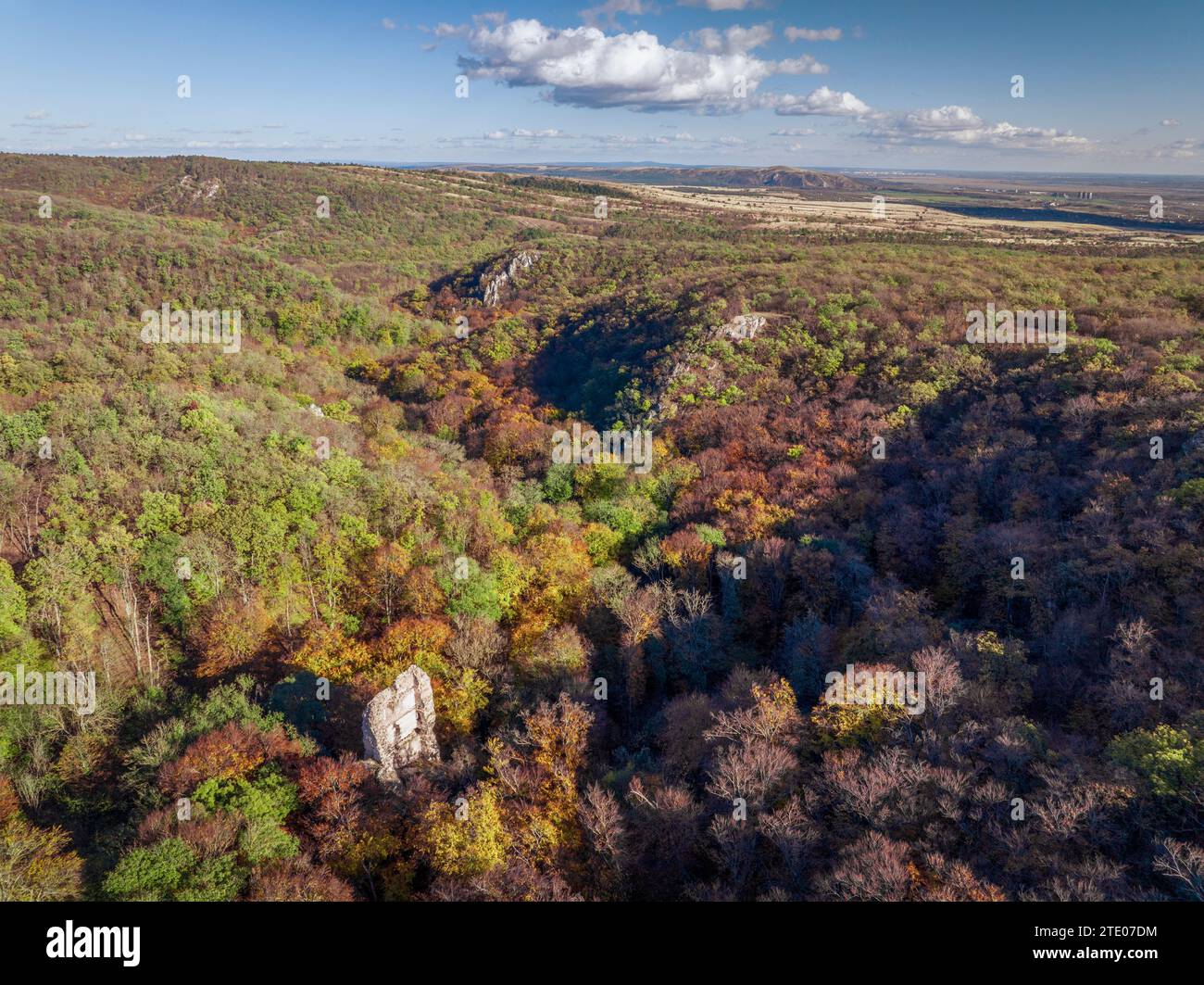 Farbenfrohe Herbststimmung Berglandschaft mit einer alten Burgruine. Dieser Ort liegt in Ungarn in der Nähe der Stadt Varpalota. Die Ruine der Mauer ist ein Teil der Mauer Stockfoto