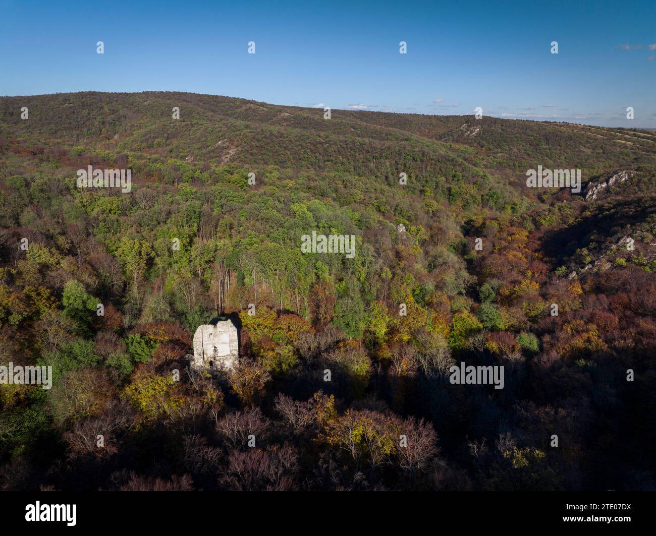 Farbenfrohe Herbststimmung Berglandschaft mit einer alten Burgruine. Dieser Ort liegt in Ungarn in der Nähe der Stadt Varpalota. Die Ruine der Mauer ist ein Teil der Mauer Stockfoto