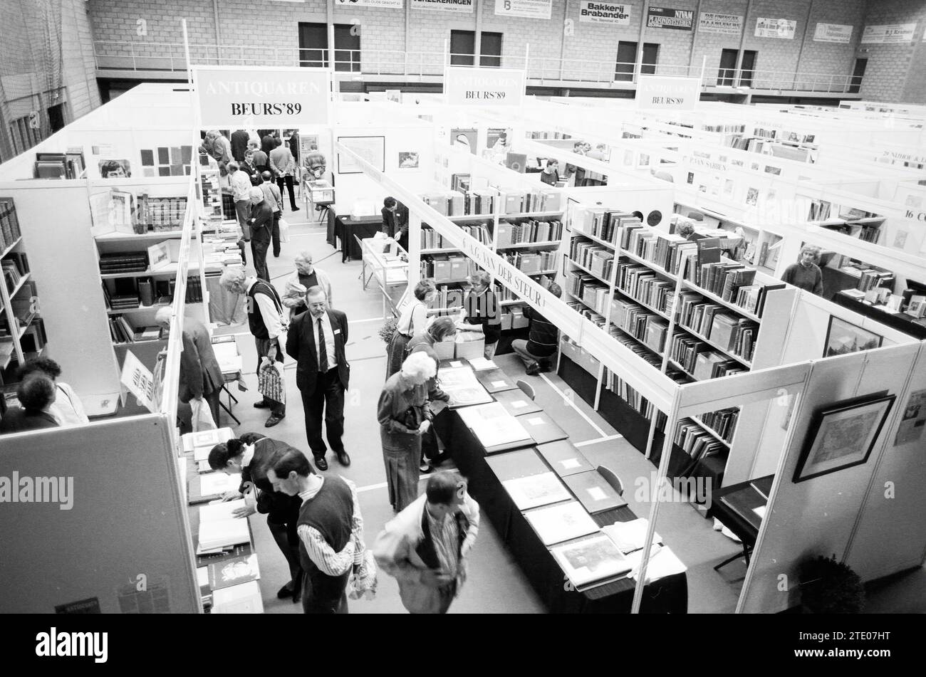 Buchmesse: 'Antiquariatsmesse '89', Stand unter anderem von Van der Steur und Lourens Jansz. Coster, Haarlem, Niederlande, 05-11-1989, Whizgle News from the Past, maßgeschneidert für die Zukunft. Erkunden Sie historische Geschichten, das Image der niederländischen Agentur aus einer modernen Perspektive, die die Lücke zwischen den Ereignissen von gestern und den Erkenntnissen von morgen überbrückt. Eine zeitlose Reise, die die Geschichten prägt, die unsere Zukunft prägen. Stockfoto