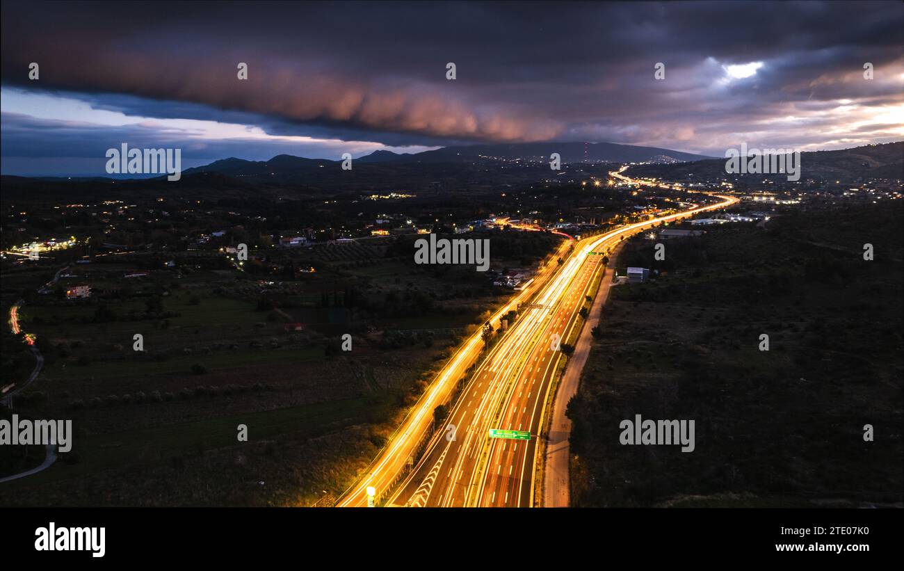 Luftaufnahme von mehrspurigen Autobahnen in der Dämmerung Stockfoto
