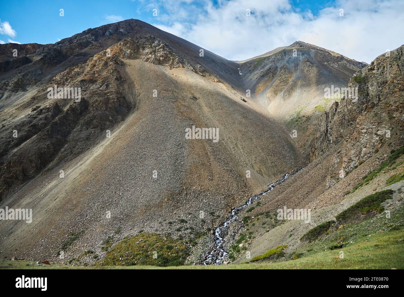 Ausflug durch das Bergtal der Altai Berge. Berggipfel, Flüsse, Seen und Gletscher. Grenze zu Russland und Mongolei, erstaunliche Landschaft Stockfoto