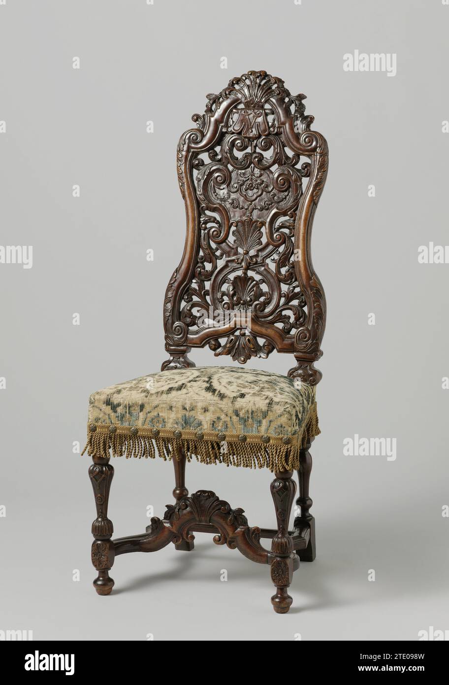 Lehrstuhl, anonym, ca. 1710 - ca. 1725 Lehrstuhl Notenhout. Die Möbel sind bedeckt und liegen auf Balusterbeinen. Der forSport ist geformt und mit Akanthusblättern verziert. Die Nebensportarten werden geschleudert. Der hohe, durchbrochene und geformte Rücken ruht auf kurzen Baluster-förmigen Streben. Die Seitenstile zeigen gestreckte Volöten mit Akanthusblättern. Der obere Schweller hat ein symmetrisches Akanthusblatt als Mittelteil, unter dem Schweller ein symmetrisches Dichtungsblatt. Im Inneren des Fensters befinden sich Muschelmotive, flankiert von Bandarbeiten und Volöten. Holz (Pflanzenmaterial) in den nördlichen Niederlanden. ulme (Holz). Nussbaum (Hartholz) Cha Stockfoto