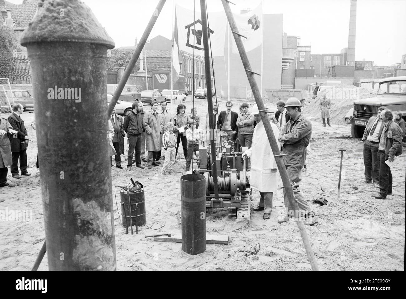 Beginn der zweiten Bauphase Spaarnwouderstraat, Start, Haarlem, Spaarnwouderstraat, Niederlande, 17-10-1985, Whizgle News aus der Vergangenheit, zugeschnitten auf die Zukunft. Erkunden Sie historische Geschichten, das Image der niederländischen Agentur aus einer modernen Perspektive, die die Lücke zwischen den Ereignissen von gestern und den Erkenntnissen von morgen überbrückt. Eine zeitlose Reise, die die Geschichten prägt, die unsere Zukunft prägen. Stockfoto