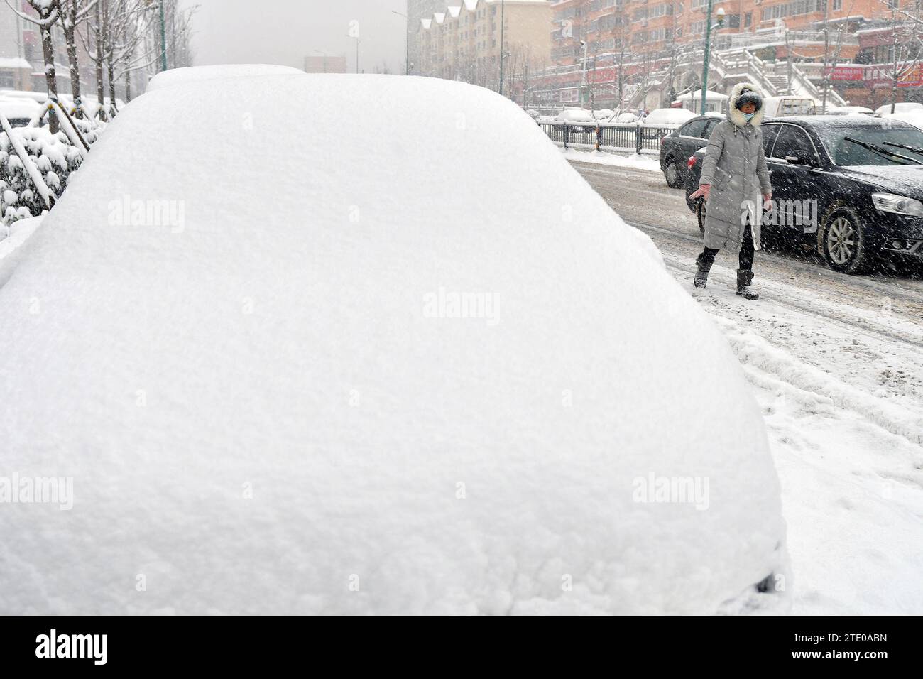 YANTAI, CHINA - 20. DEZEMBER 2023 - Menschen reisen im Schnee in Yantai, Provinz Shandong, China, 20. Dezember 2023. Stockfoto