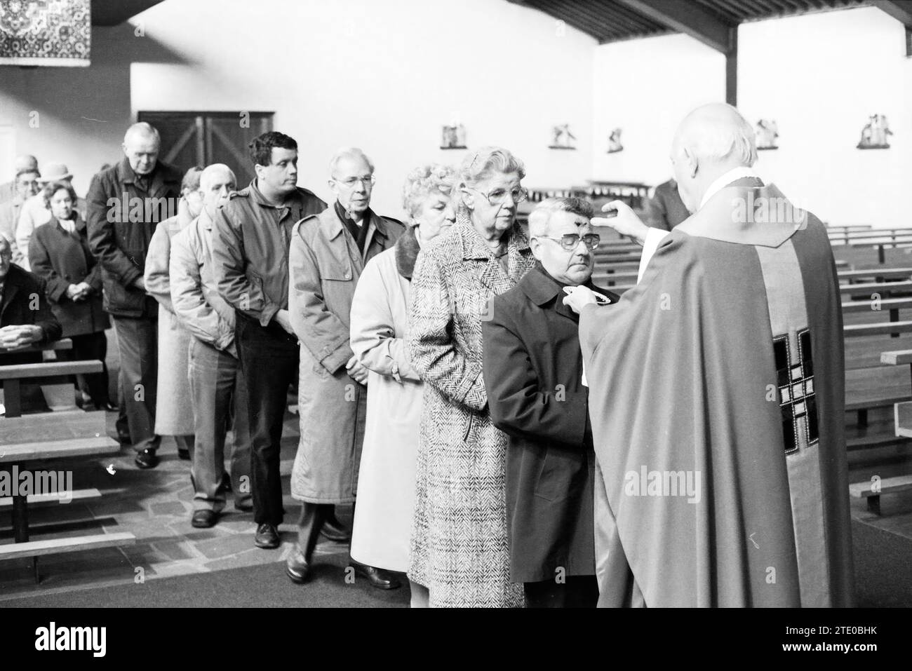 Ash Wednesday, das Kreuz in der Kirche, römisch-katholische Kirche, 08-02-1989, Whizgle News aus der Vergangenheit, zugeschnitten auf die Zukunft. Erkunden Sie historische Geschichten, das Image der niederländischen Agentur aus einer modernen Perspektive, die die Lücke zwischen den Ereignissen von gestern und den Erkenntnissen von morgen überbrückt. Eine zeitlose Reise, die die Geschichten prägt, die unsere Zukunft prägen. Stockfoto
