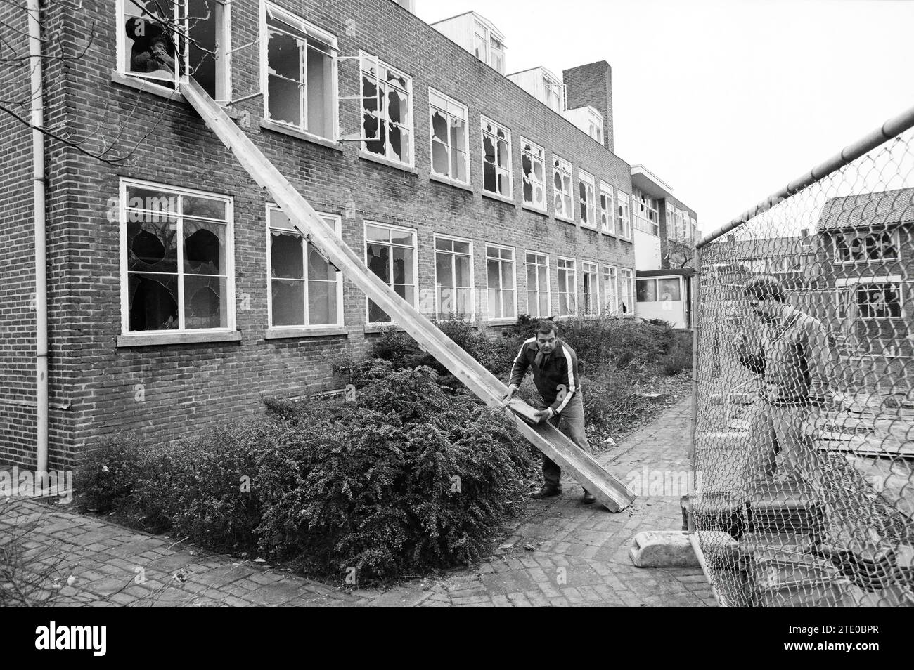 Abriss der alten Delftweide, Haarlem NRD., Abbruch, Abbruch, Abbruchplätze, Haarlem, Niederlande, 28-11-1984, Whizgle News from the Past, maßgeschneidert für die Zukunft. Erkunden Sie historische Geschichten, das Image der niederländischen Agentur aus einer modernen Perspektive, die die Lücke zwischen den Ereignissen von gestern und den Erkenntnissen von morgen überbrückt. Eine zeitlose Reise, die die Geschichten prägt, die unsere Zukunft prägen. Stockfoto