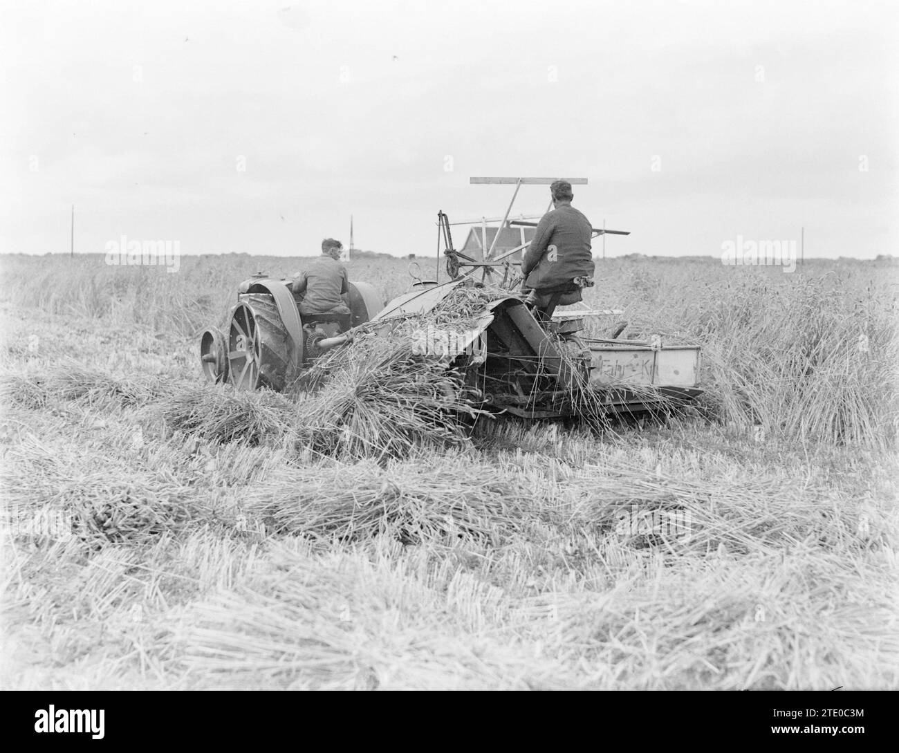 Landwirte mit Traktor und Mähmaschine im Anna Paulownapolder ca. 1930 Stockfoto