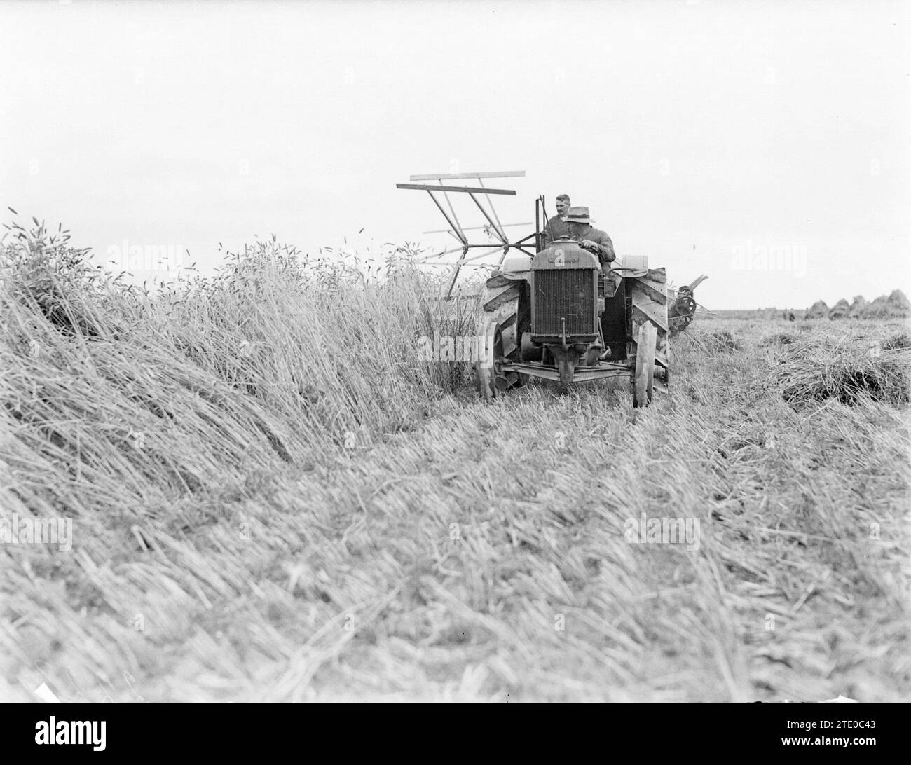 Landwirte mit Traktor und Mähmaschine im Anna Paulownapolder ca. 1930 Stockfoto
