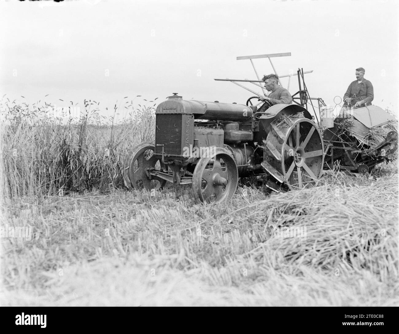 Landwirte mit Traktor und Mähmaschine im Anna Paulownapolder. CA. 1930 Stockfoto