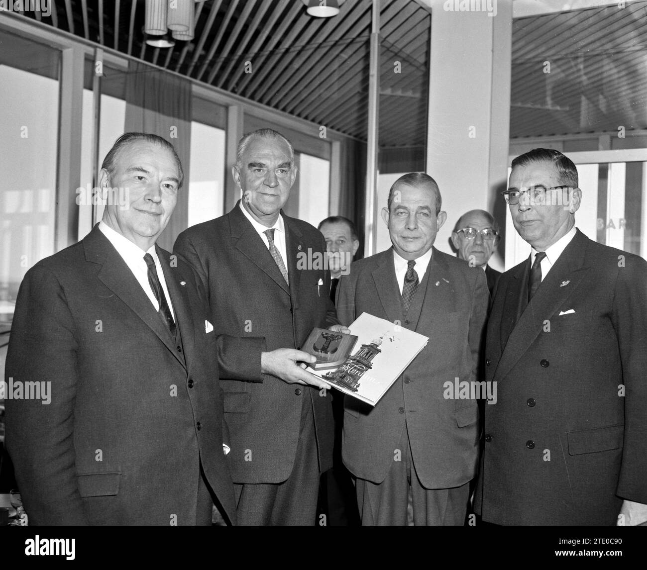 8000. Schiff im Amsterdamer Hafen, von links nach rechts. Bürgermeister Craeybeckx von Antwerpen, Kapitän Pot, Herr H. van Lennep und Bürgermeister Van Hall CA. Dezember 1962 Stockfoto