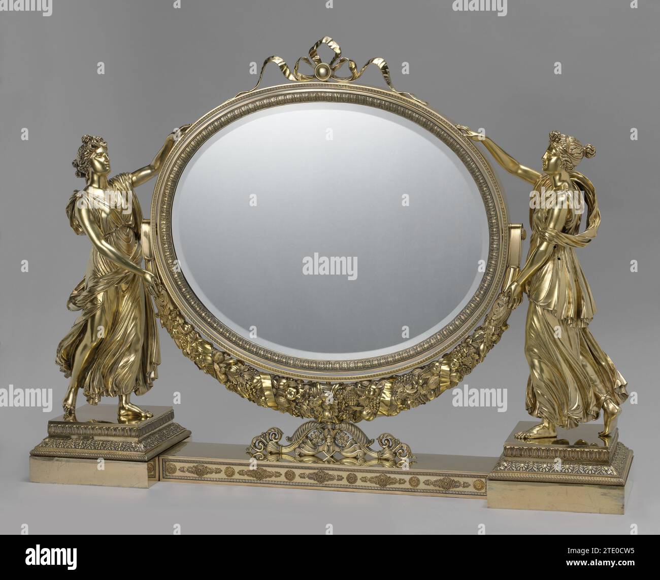 Wc Wc wc Spiegel Spiegel Spiegel, die ovale Spiegel aus vergoldetem Silber ist auf beiden Seiten getragen durch eine weibliche Figur mit Flattern der Kleidung. Die Frauen halten Sie den Spiegel mit