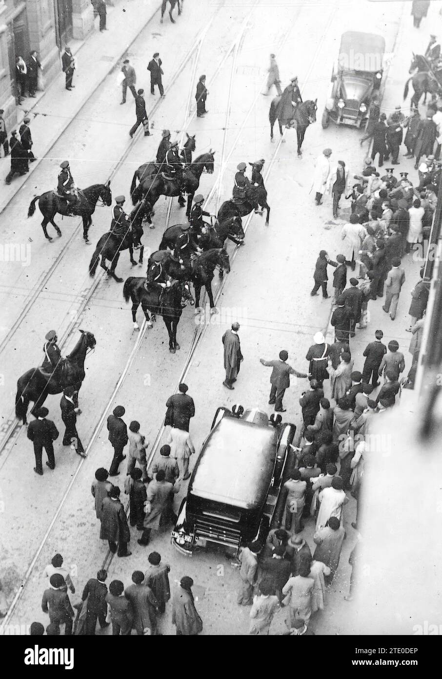 01/18/1932. Der Generalstreik in Bilbao ist beendet. Der Zivilgouverneur ist nach Empfang der Journalisten erfreut über die Wiederherstellung der Normalität. Banken, Märkte und Geschäfte sind jetzt geöffnet; Arbeiten werden in Fabriken und Werkstätten durchgeführt, Straßenbahnen und Busse verkehren auf allen Linien. Dieses „Foto“ reproduziert eine Straßenszene während des Streiks. Während die Armee die Hauptgebäude bewachte, blieben die Garde nicht inaktiv. Vorfälle auf einer Straße, frei von Passanten und besetzt von Streikern. Foto: Geliebt. Quelle: Album / Archivo ABC / Amado Stockfoto